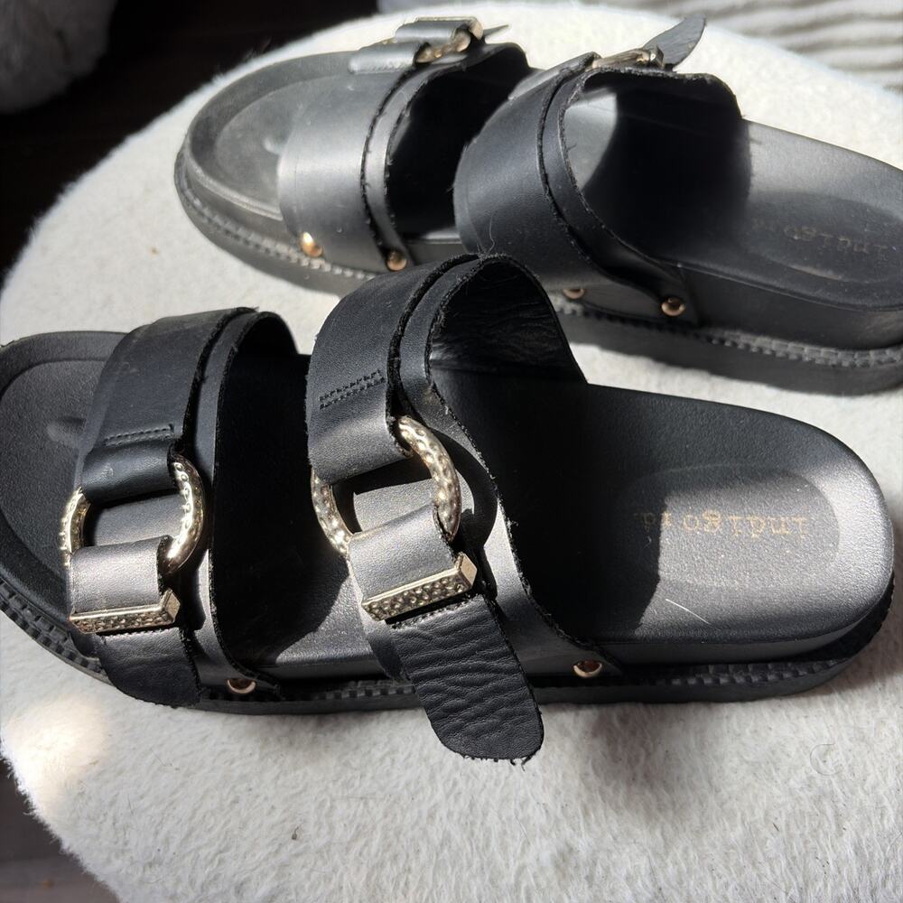 Women's Indigo Rd. Black slip on Sandals Large Gold Buckle Size 7.5 - Picture 2 of 4